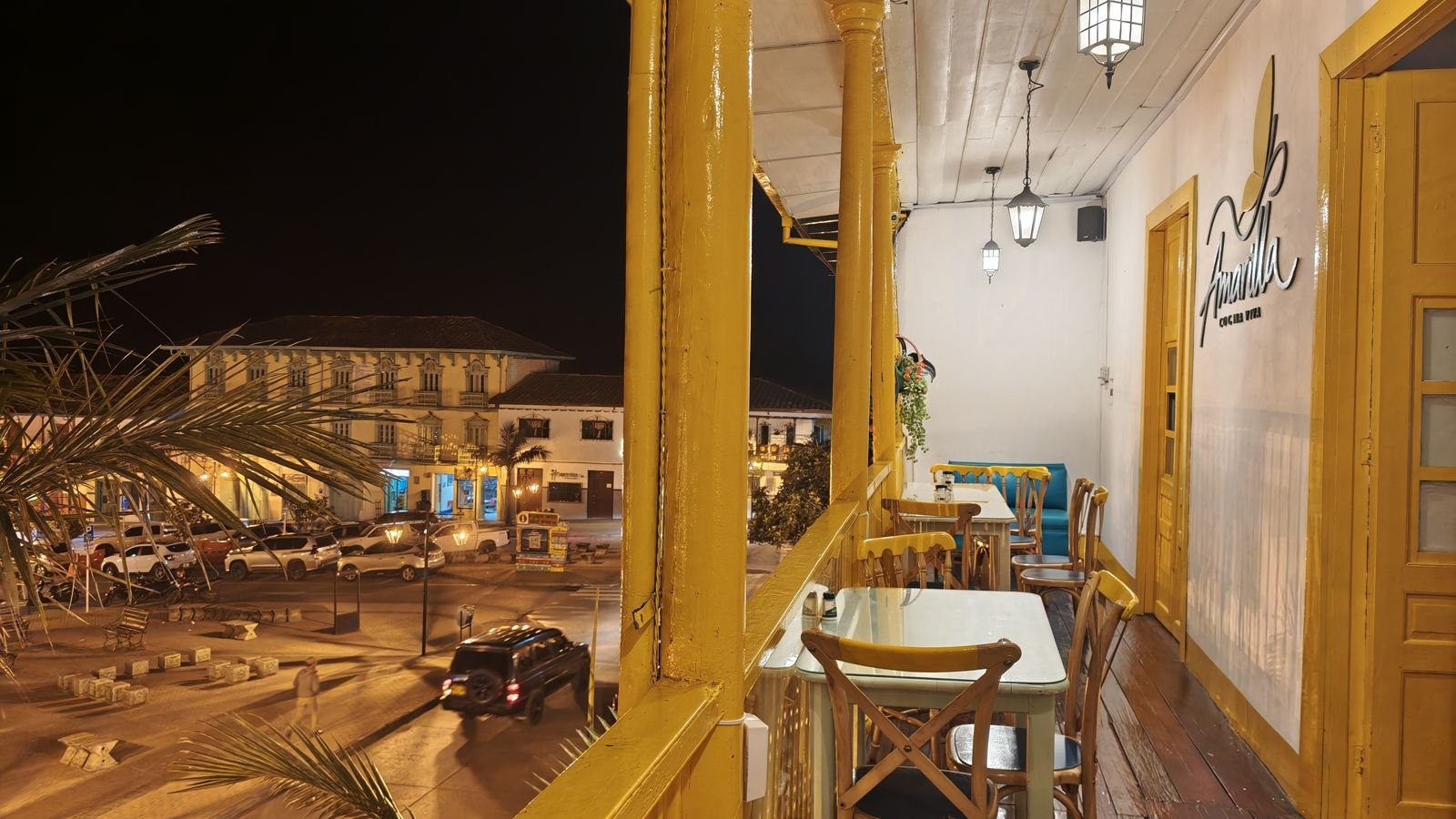Mesas en el balcón de Amarilla de noche