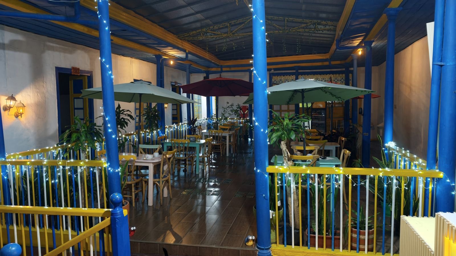 Patio interior de columnas azules